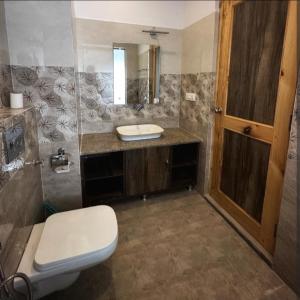 un bagno con un water e un lavandino di Mountain muse bnb a Leh