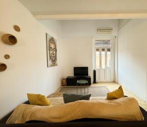A television and/or entertainment centre at Duplex al lado de los Jardines del Turia