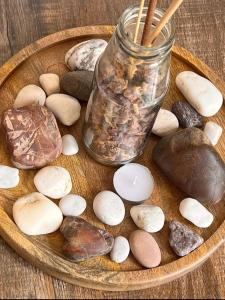 un piatto di legno con rocce e un barattolo di minerali di Mountain muse bnb a Leh