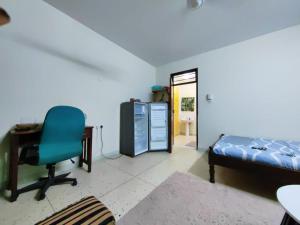 Un dormitorio con una cama, un escritorio y una silla. en Terry Homes, en Mombasa