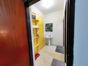 Un baño con lavabo e inodoro en una habitación. en Terry Homes, en Mombasa
