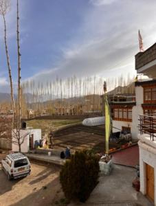 un camion bianco parcheggiato di fronte a un edificio di Mountain muse bnb a Leh Altre 16 foto