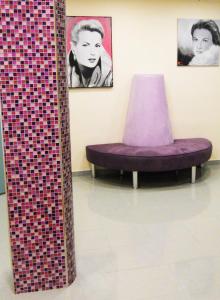 uma cadeira roxa e um candeeiro num quarto em Eco Art Hotel Statuto em Turim