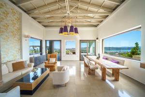 Posezení v ubytování Villa Kedria with a panoramic ocean view + 37 fotografií