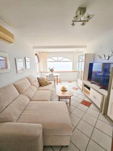 Χώρος καθιστικού στο Charming Townhouse in El Faro, Spain, Studding Sea View & Community Pool