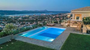 Bazén v ubytování Villa Kedria with a panoramic ocean view nebo v jeho okolí