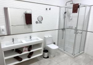 Kamar mandi di Holiday Club Jardin Amadores