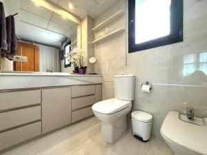 Sunny & cosy beach penthouseにあるバスルーム +12枚の写真