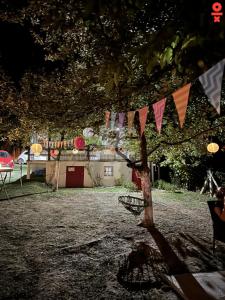 un arbre avec une bande de drapeaux suspendus à lui dans l'établissement Vikendica Sarah, à Tuzla