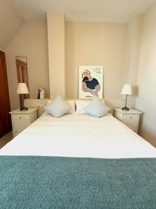 Sunny & cosy beach penthouseにあるベッド