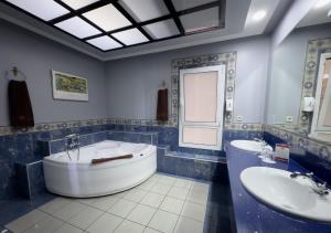 Kamar mandi di Holiday Club Jardin Amadores