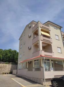 un immeuble avec des balcons et une voiture garée dans un parking dans l'établissement Blue Horizon - 400m from the Sea!, à Dramalj