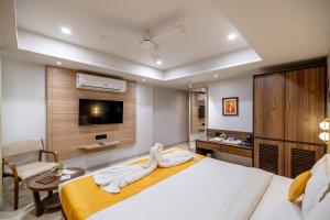 Postel nebo postele na pokoji v ubytování Hotel Classique, Rajkot