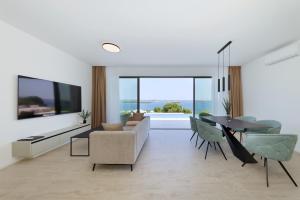 a living room with a couch and a table and chairs at Cloud 9 D5 in Tkon