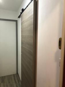 eine Schiebetür in einem Raum mit einem Flur in der Unterkunft la genette in La Rochelle