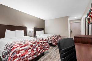 Кровать или кровати в номере Red Roof Inn Phoenix North - I-17 at Bell Rd