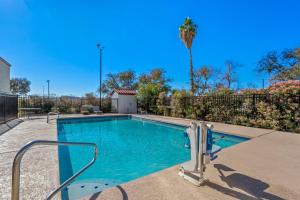 Бассейн в Red Roof Inn Phoenix North - I-17 at Bell Rd или поблизости