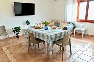 un salon avec une table avec des chaises et un canapé dans l'établissement Green House Pula, à Pula