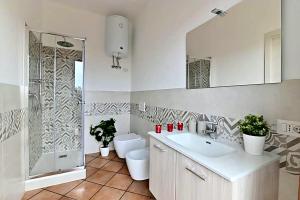 une salle de bains avec lavabo, douche et toilettes dans l'établissement Green House Pula, à Pula