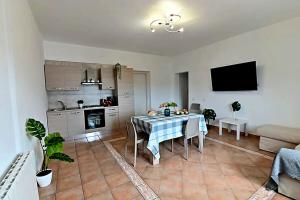 une cuisine et une salle à manger avec une table dans une pièce dans l'établissement Green House Pula, à Pula