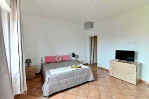 - une chambre avec un lit, une commode et une télévision dans l'établissement Green House Pula, à Pula