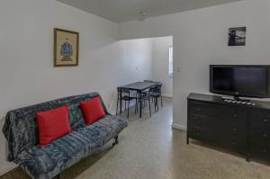 TV a/nebo společenská místnost v ubytování Green Seas Motel