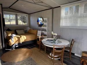 Ruang duduk di Painters Studio , Home On the Hill