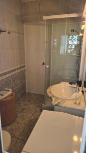 Ένα μπάνιο στο Apartamentos La Goleta 1 +14 φωτογραφίες