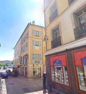 a city street with buildings and a parking meter at Cocon en centre ville in Le Puy en Velay