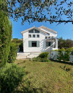 une maison blanche avec une cour dans l'établissement Ληγάτο Cottage House, à Áyios Pétros