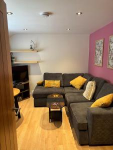 Ruang duduk di Stylish 2 bed Apartment - Walk to Addenbrookes