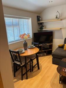 Ruang duduk di Stylish 2 bed Apartment - Walk to Addenbrookes