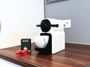 Příslušenství pro přípravu čaje a kávy v ubytování Le Grey - By BEST KEYS - Maison Duplex Moderne - Entièrement Climatisé - Centre Ville - Smart TV - Machine à Café Nespresso - WiFi Fibre - Check-in Autonome - Parking Gratuit à Proximité
