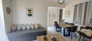 una sala de estar con un sofá y una mesa en Harmony 2, en Artemida