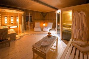 una sala de estar con un sofá y una mesa en Peaceful Oasis In Pristine Nature, en Borchel