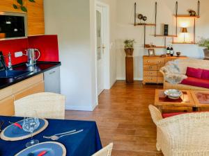 Una cocina y una sala de estar con mesa y sillas. en Peaceful Oasis In Pristine Nature, en Borchel 25 fotos más