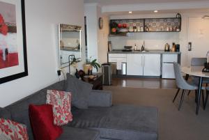 Η κουζίνα ή μικρή κουζίνα στο Battery Point Apartment on Hampden