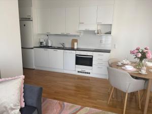 Η κουζίνα ή μικρή κουζίνα στο Comfy home, moottorisänky, kuivausrumpu, wifi +12 φωτογραφίες