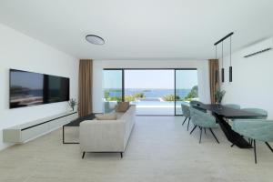 a living room with a couch and a table and chairs at Cloud 9 D7 in Tkon