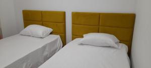 Postel nebo postele na pokoji v ubytování Dodona ApartHotel in Prishtina