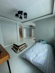 Un dormitorio con una cama y un escritorio. en Laon Haje, Joyful Tomorrow, en Buyeo 3 fotos más