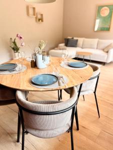 a dining room table with two chairs and a couch at Ferienwohnung direkt am Wasser in Lahnstein