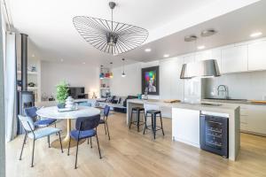 a kitchen and living room with a table and chairs at Villa Basoa - Villa avec piscine à 10 min plages in Bassussarry