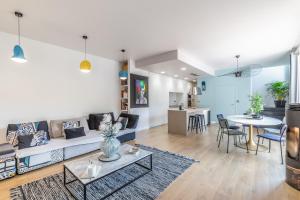 a living room with a couch and a table at Villa Basoa - Calme, jardin & piscine à 10 min des plages in Bassussarry