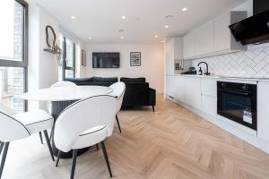 Η κουζίνα ή μικρή κουζίνα στο Supernova Suite & City Views