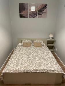 łóżko z dwiema poduszkami w sypialni w obiekcie Uroczy apartament w kurorcie w Kudowie Zdroju