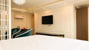 TV a/nebo společenská místnost v ubytování Elite SOFEA Saigon Hotel and Spa