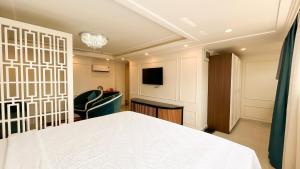 TV a/nebo společenská místnost v ubytování Elite SOFEA Saigon Hotel and Spa