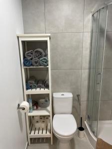 mała łazienka z toaletą i prysznicem w obiekcie Uroczy apartament w kurorcie w Kudowie Zdroju