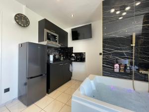 Kuchyň nebo kuchyňský kout v ubytování Luxury Beach Room